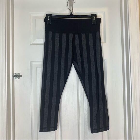 Lululemon Wunder Under Crop Leggings Size 6 Black and Gray Stripes - Picture 1 of 8